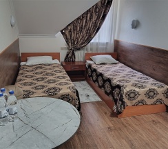 Двухкомнатный двухместный номер с двумя дополнительными местами с кондиционером в Колыба