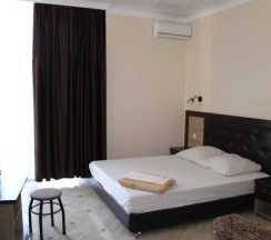 Трёхместный номер Standard с балконом и с красивым видом из окна в АлМар