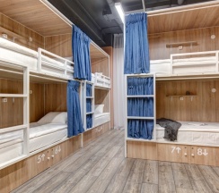 Кровать в 8-и местном общем номере повышенной комфортности в Roomy Hostel