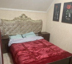 Комфорт с панорамным окном,кроватью и диваном в Респект