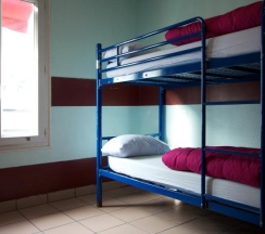 Кровать в общем номере в Bastille Hostel