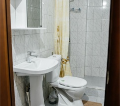 Четырехместный номер с двуспальной и двухъярусной кроватью в Пик Архыза