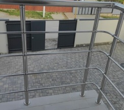 Трехместный номер с балконом с видом на улицу в Amina