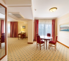 Дипломат в Валентина