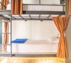 Кровать в общем номере в OYO 617 Tira Hostel chalong Phuket