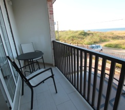 201 - Трехместный номер с балконом и прямым видом на море в Азов Инн