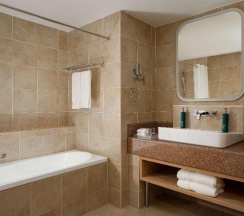 Двухместный люкс c 1 комнатой двуспальная кровать в DoubleTree by Hilton Shymkent