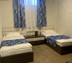 Комната стандарт с 2 односпальными кроватями (с завтраком) (цокольный этаж) в Запросто