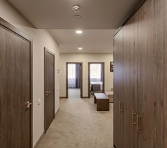 Двухместный люкс семейный с 2 комнатами двуспальная кровать в Кристалл