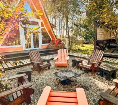 Персиковый А дом в А у реки