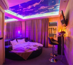 Улучшенный номер с большой круглой кроватью в Скайвью сити