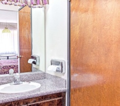 Четырёхместный номер Standard в Vantage Point Inn Woodland Hills