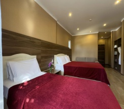 Трёхместный номер Супериор c 1 комнатой с балконом и с красивым видом из окна в Aimara