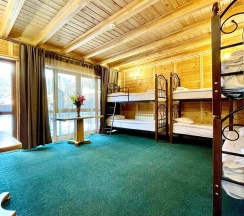 Койко-место в общем шестиместном номере для мужчин в Hayat Haus