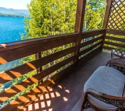 Коттедж с балконом и с видом на озеро в Горное озеро