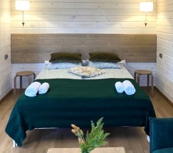 Коттедж с террасой в Yellow Stars Inn