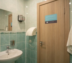 Четырехместный семейный номер с отдельным санузлом в Nice hostel