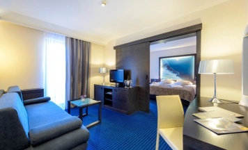 Двухместный полулюкс с балконом и с видом на сад двуспальная кровать в Hotel Lapad