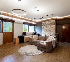 3-комнатные апартаменты с джакузи на террасе и видом на горы в Boogel Woogel bar&hotel