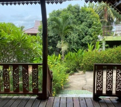 Двухместное бунгало с видом на сад двуспальная кровать в Tharathip Resort