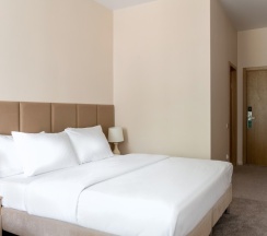 Трехместный номер с видом на город в Kinney hotel sea view