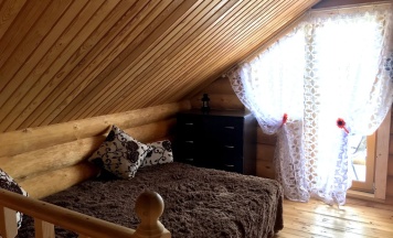 Коттедж с балконом и рядом с пляжем в Домик у медведя