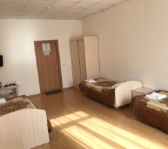 Кровать в общем номере с тремя кроватями в Парнас
