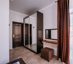 Четырехместный номер (3+1) с балконом в Космос