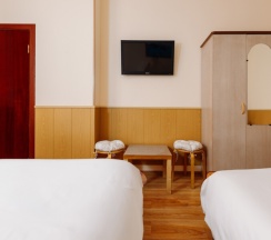 Стандарт с двуспальной  и двумя  односпальными кроватями до 4 гостей в Дельфин парк