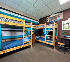 Кровать в общем 6-местном номере для мужчин и женщин в В Питере жить