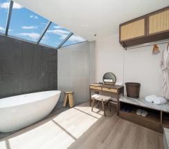 Двухместная вилла с балконом двуспальная кровать в Howard Johnson by Wyndham Phuket Naiyang