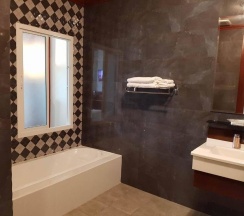 Двухместный полулюкс с балконом двуспальная кровать в Erawan Hotel