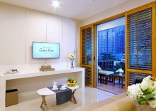 Люкс с 3 комнатами с балконом в Отель Grande Centre Point Ploenchit