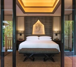 Двухместная вилла Larger c 1 комнатой с балконом и oceanfront двуспальная кровать в Phuket Marriott Resort And Spa, Nai Yang Beach