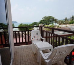 Двухместный номер Deluxe с балконом и с видом на море двуспальная кровать в Отель Kata Beachwalk