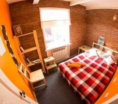 Небольшая двухместная комната с двуспальной кроватью в Gallery and more