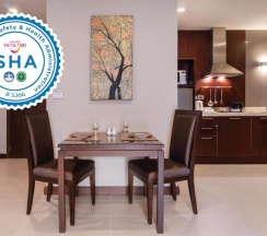 Люкс с балконом в Grand Asoke Suites Boutique Residence