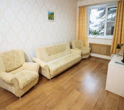 Четырехместный "Семейный" двухкомнатный с большой кроватью и диваном в Комфорт