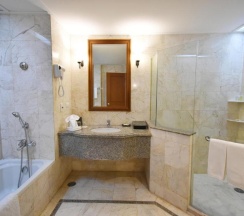 Двухместный номер Deluxe двуспальная кровать в Century Park Hotel