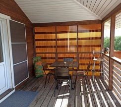 Коттедж с балконом и с красивым видом из окна в Гостевой дом