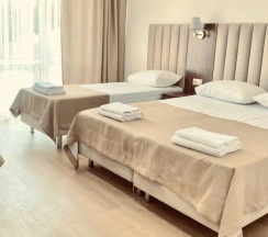 Четырёхместный номер Comfort с балконом в Mersini Hotel