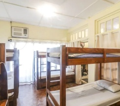 Кровать в общем номере в Kamuning Hostel