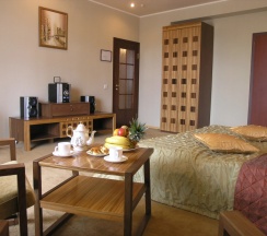 Люкс с балконом в Golden Dragon Hotel & Spa
