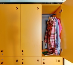 Кровать в 10-и местном общем номере повышенной комфортности в Roomy Hostel