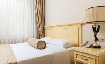 Номер первой категории КВИН (вид на стену) в Rimar Hotel Krasnodar