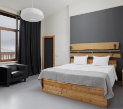 Шале 28 Стандарт с балконом (одна большая кровать) в Шале 28