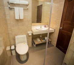Двухместный номер Standard с видом на город двуспальная кровать в Rainbow Hotel