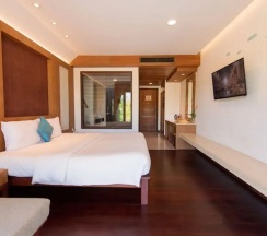Номер Deluxe с балконом и с видом на бассейн в Tup Kaek Sunset Beach Resort