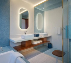 Четырёхместный номер cемейный смежный в The Aviary Hotel