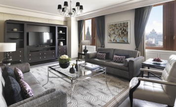 Номер люкс делюкс с 1 двуспальной кроватью в Four Seasons Hotel Moscow
